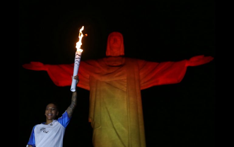 La medallista olímpica Rafaela Silva carga la antorcha Paralímpica Río 2016. EFE / M. Sayão