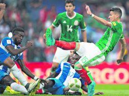 Los mexicanos se toparon con un muro defensivo sólido. Aquí, Héctor Moreno en un intento fallido por vencer la meta de los catrachos. MEXSPORT /