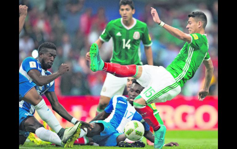 Los mexicanos se toparon con un muro defensivo sólido. Aquí, Héctor Moreno en un intento fallido por vencer la meta de los catrachos. MEXSPORT /