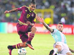 Marcó el segundo. Josef Martínez (#17) puso el 2-0 de los venezolanos sobre los argentinos. AFP /