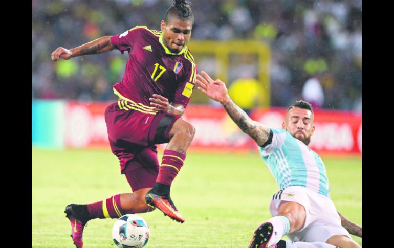 Marcó el segundo. Josef Martínez (#17) puso el 2-0 de los venezolanos sobre los argentinos. AFP /