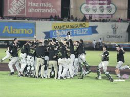 Jugadores de los Pericos de Puebla celebran el título de la Zona Sur y el boleto a la Serie Final. NTX /