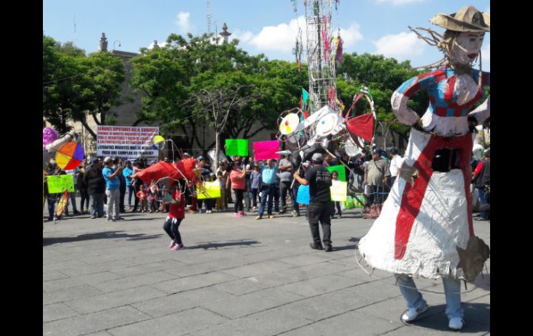 Familias de pirotécnicos se reúnen en la Plaza Liberación. Entre polvorines y música, exigen regulación. EL INFORMADOR / A. García