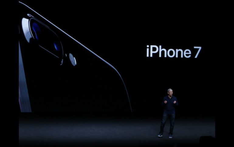 Tim Cook introduce el iPhone 7 en San Francisco. EFE / M. Davey