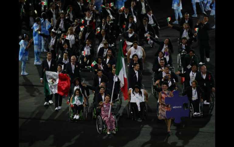 La nadadora Nely Miranda fue la encargada de liderar la delegación mexicana en el desfile de naciones. EFE / M. Sayao