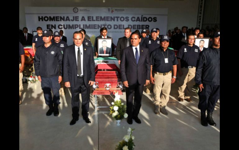 El gobernador Silvano Aureoles y el titular de la PGJE encabezaron el homenaje donde estuvieron familiares. SUN / A. Solís