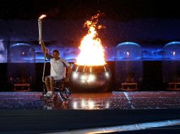 El nadador Clodo Aldo Silva, quien cuenta con 13 medallas paralímpicas, encendió el pebetero. EFE / M. Sayao