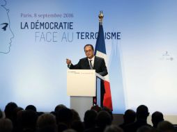 Hollande asegura que mientras sea presidente, no cederá a la presión y defenderá el laicismo de su patria. EFE / C. Ena