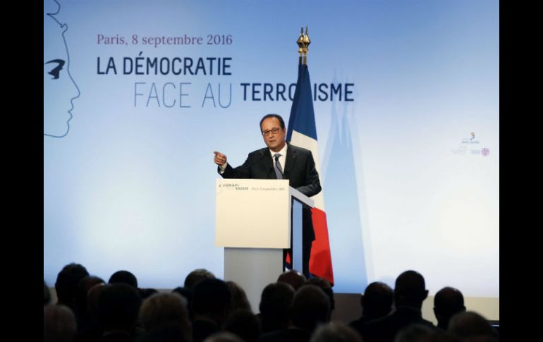 Hollande asegura que mientras sea presidente, no cederá a la presión y defenderá el laicismo de su patria. EFE / C. Ena