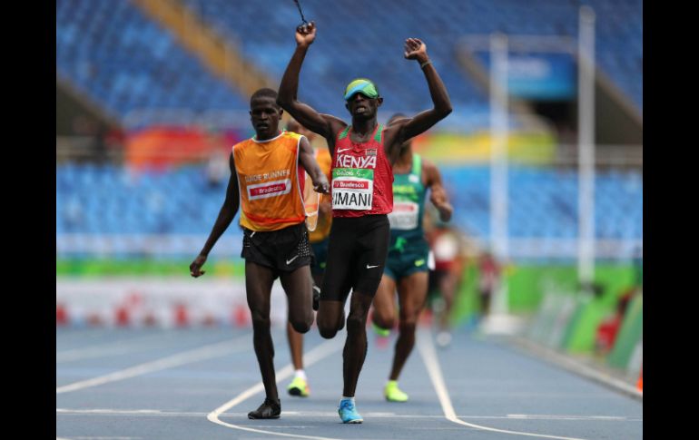 En la pista del Estadio Olímpico, en el Engenhao, Kimani y su guía James Boit cerraron con autoridad en los últimos metros. EFE / M. Sayao