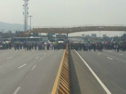 El cierre de los carriles laterales y centrales de la vialidad, en ambos sentidos, ocasiona problemas a los conductores. TWITTER / @PoliciaFedMx