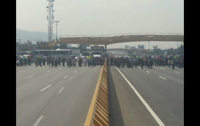 El cierre de los carriles laterales y centrales de la vialidad, en ambos sentidos, ocasiona problemas a los conductores. TWITTER / @PoliciaFedMx