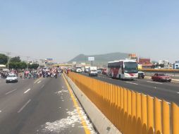 Después de que la vialidad estuviera bloqueada por más de hora y media, los conductores pudieron continuar con su trayecto. TWITTER / @PoliciaFedMx