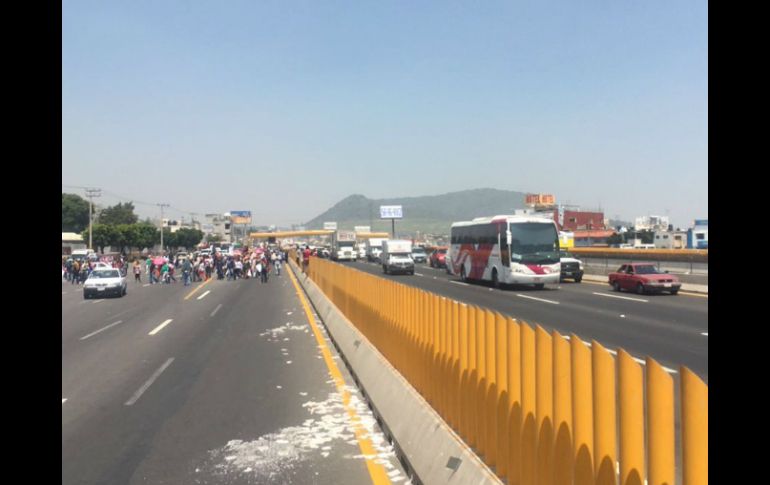 Después de que la vialidad estuviera bloqueada por más de hora y media, los conductores pudieron continuar con su trayecto. TWITTER / @PoliciaFedMx