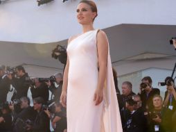 Con un vestido blanco, la famosa recorre la alfombra roja de la cinta 'Planetarium'. AFP / F. Monteforte