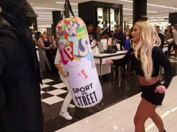 Ellen hace que Britney Spears robe ropa, comida en tiendas comerciales. YOUTUBE / TheEllenShow