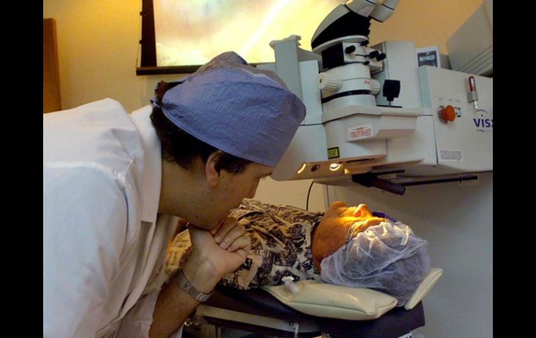 El trasplante de córnea es una intervención quirúrgica en la que se sustituye el tejido corneal dañado o enfermo por uno sano. AFP / ARCHIVO