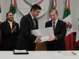 José Antonio Meade (derecha) entrega del Paquete Económico 2017 a Javier Bolaños, presidente de la Cámara de Diputados. NTX / G. Granados