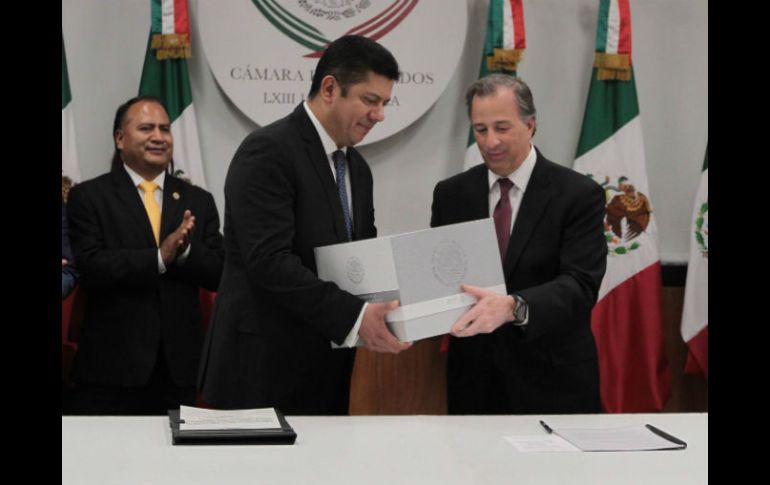 José Antonio Meade (derecha) entrega del Paquete Económico 2017 a Javier Bolaños, presidente de la Cámara de Diputados. NTX / G. Granados