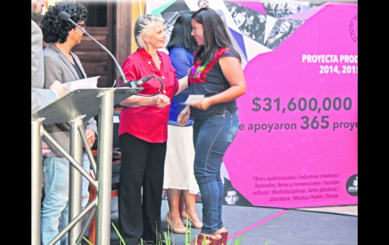 La secretaria de Cultura Myriam Vachez entregó cada cheque. EL INFORMADOR / M. Castillo