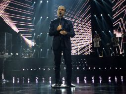 Con el coro de casi 10 mil personas y con imágenes de 'El Divo de Juárez' de fondo interpretó tres de sus grandes éxitos. TWITTER / @AuditorioMx