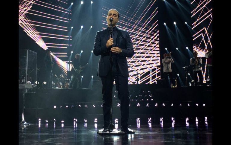 Con el coro de casi 10 mil personas y con imágenes de 'El Divo de Juárez' de fondo interpretó tres de sus grandes éxitos. TWITTER / @AuditorioMx