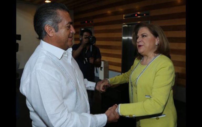 Arely Gómez, acompañada por el gobernador de Nuevo León, Jaime Rodríguez Calderón. TWITTER / @ArelyGomezGlz