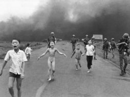 La imagen 'La niña del napalm' muestra a una niña desnuda huyendo del bombardeo en Napalm realizado por el ejército estadounidense. ESPECIAL /