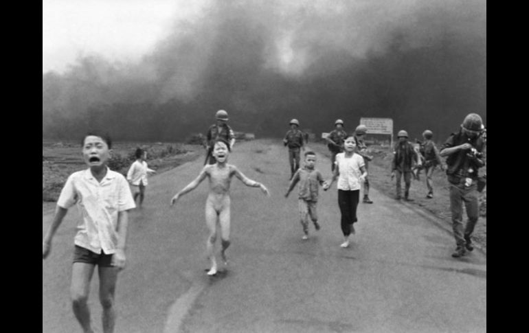 La imagen 'La niña del napalm' muestra a una niña desnuda huyendo del bombardeo en Napalm realizado por el ejército estadounidense. ESPECIAL /