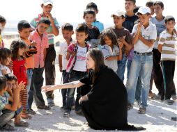 Angelina Jolie visitó el campo de refugiados Sirios en Azraq. AFP / K. Mazraawi