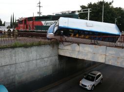 El tren impactó el costado derecho del midibús y lo proyectó hacia el desnivel; el barandal de protección impidió su caída al vacío. EL INFORMADOR / R. Tamayo