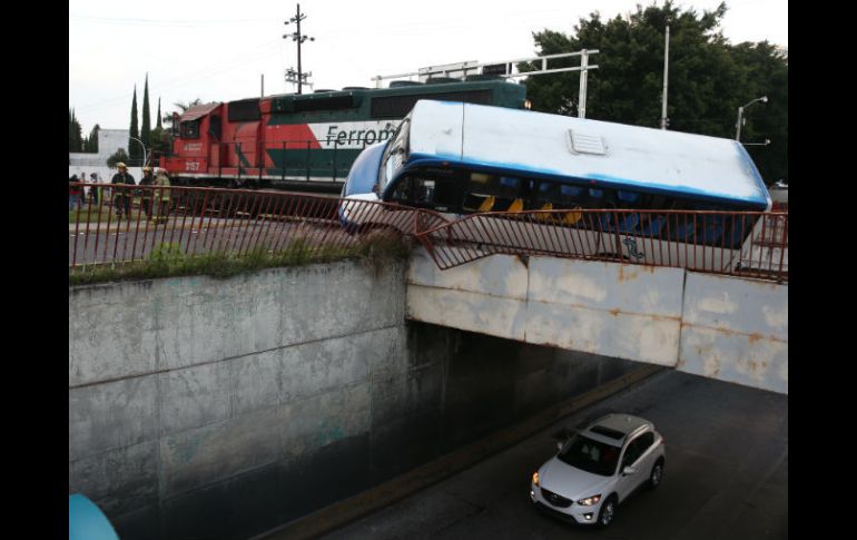 El tren impactó el costado derecho del midibús y lo proyectó hacia el desnivel; el barandal de protección impidió su caída al vacío. EL INFORMADOR / R. Tamayo