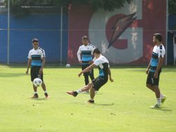 Alan Pulido dispara a gol en el entrenamiento de Chivas. Saldrá a la banca hoy. EL INFORMADOR / R. Tamayo