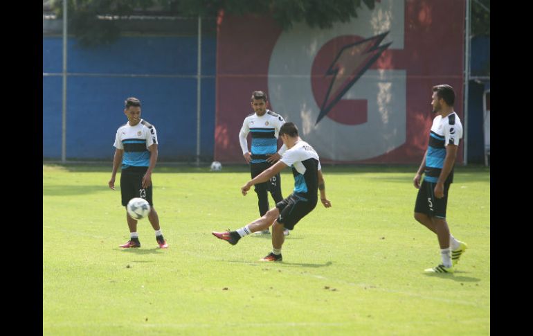 Alan Pulido dispara a gol en el entrenamiento de Chivas. Saldrá a la banca hoy. EL INFORMADOR / R. Tamayo