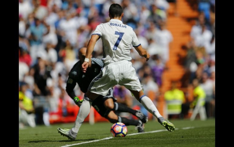 ''CR7'' muestra que ya está recuperado de la lesión en una rodilla que sufrió en la Eurocopa y abre el marcador en el minuto cinco. AP / F. Seco