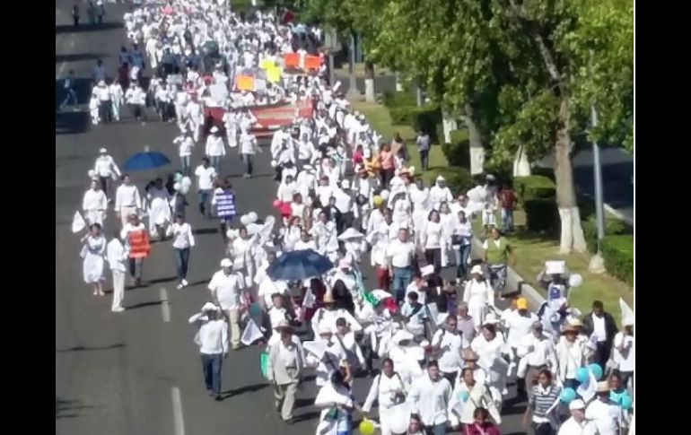 Hombres y mujeres visten de blanco, portando pancartas que aluden al respeto y amor por la familia. TWITTER / @VocesxlaFamilia