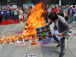 En Seúl, Corea del Sur, algunas decenas de manifestantes quemaron el sábado una efigie del dirigente norcoreano Kim Jong-Un. AFP / J. Yeon-Je