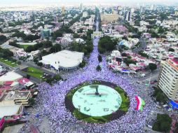 Miles de tapatíos que apoyan al Frente Nacional por la Familia se congregaron en La Minerva, desde donde marcharon hacia Chapultepec. ESPECIAL /