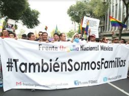 Más de 500 personas caminan sobre Avenida 20 de Noviembre ondeando banderas de arcoiris. SUN / B. Fregoso