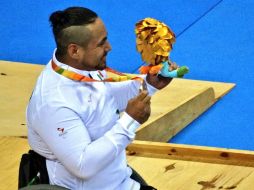 Pedro Rangel obtuvo su tercera medalla de bronce, al registrar 1:37.84, con parcial de 44.49 a los 50 metros. TWITTER / @CONADE