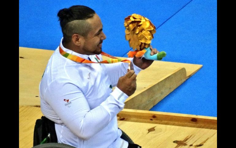 Pedro Rangel obtuvo su tercera medalla de bronce, al registrar 1:37.84, con parcial de 44.49 a los 50 metros. TWITTER / @CONADE