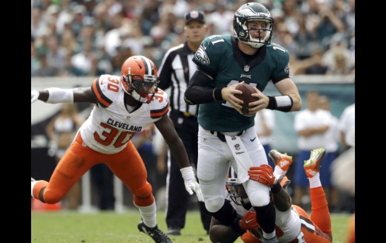 Wentz lanzó para 278 yardas y dos anotaciones para cumplir un debut estelar en la NFL. AP / M. Rourke