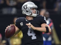 Derek Carr materializó con un pase a Michael Crabtree para los puntos de la victoria con 47 segundos por jugar. AP / B. Feig