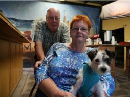 Sue Morris y su esposo Iain, pareja inglesa, viven en Ajijic junto a su mascota. Califican como el lugar con el 'mejor clima del mundo' EL INFORMADOR / R. Tamayo