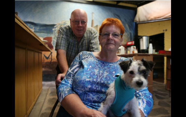 Sue Morris y su esposo Iain, pareja inglesa, viven en Ajijic junto a su mascota. Califican como el lugar con el 'mejor clima del mundo' EL INFORMADOR / R. Tamayo