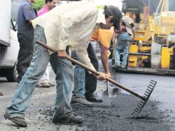 Se realizan trabajos de bacheo durante la temporada de lluvias. EL INFORMADOR / ARCHIVO