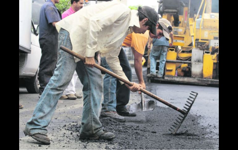 Se realizan trabajos de bacheo durante la temporada de lluvias. EL INFORMADOR / ARCHIVO