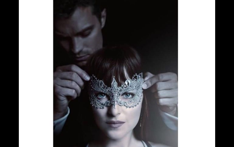 En la imagen se ve a la protagonista, Anastasia Steele con un antifaz en el rostro. TWITTER / @50Sombraslatin