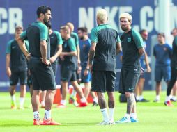 Los delanteros del FC Barcelona, Leo Messi (d), Neymar Jr (c), y Luis Suárez, durante el entrenamiento del equipo azulgrana. EFE /