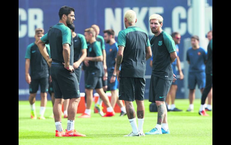 Los delanteros del FC Barcelona, Leo Messi (d), Neymar Jr (c), y Luis Suárez, durante el entrenamiento del equipo azulgrana. EFE /